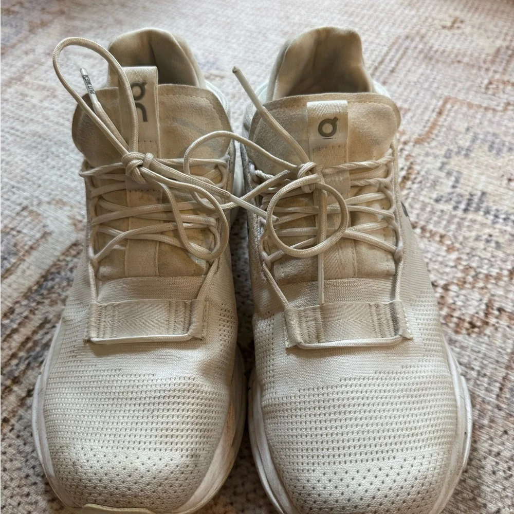 On Running Women's White Athletic Shoes - Picture 4 of 7